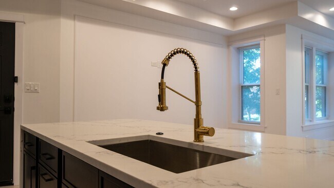 Building Photo - Newly Rehabbed 3-bedroom, 2-bath Gem with In-Unit Washer/Dryer! Discover Uptown Living.