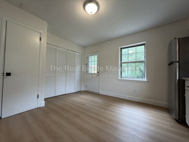 Building Photo - 2318 Green Forest Dr