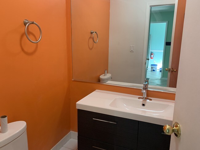 Building Photo - 64 Bond St