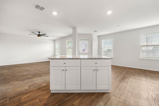 Building Photo - Like New, Open Floorplan, Greenbelt!!!