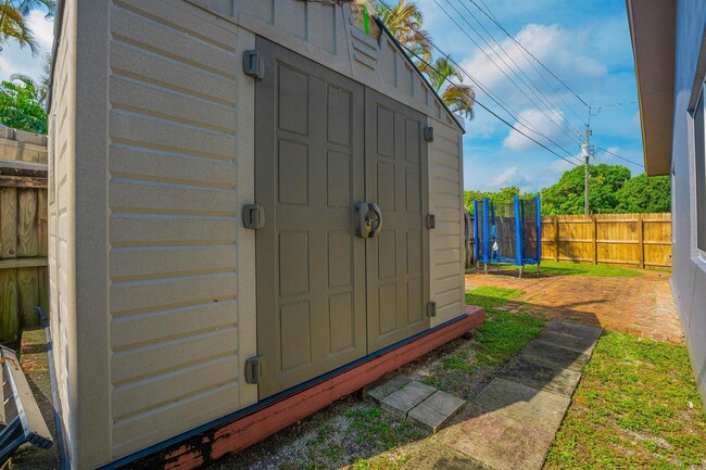 Building Photo - 6824 SW 5th St