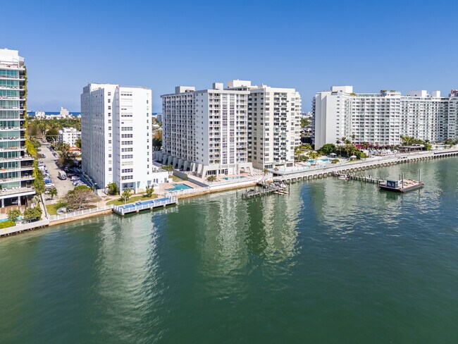 Building Photo - 1228 West Ave