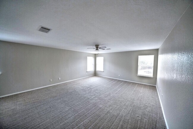 Building Photo - Stunning 4-Bedroom, 2.5-Bathroom Home in L...