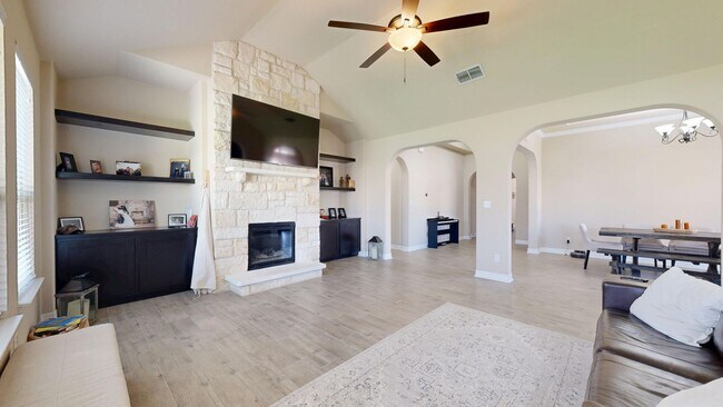Building Photo - Spacious 4-bedroom, 2.5 bath, 3 car garage...
