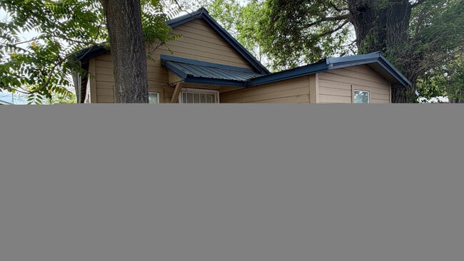 Building Photo - 905 N 2nd St