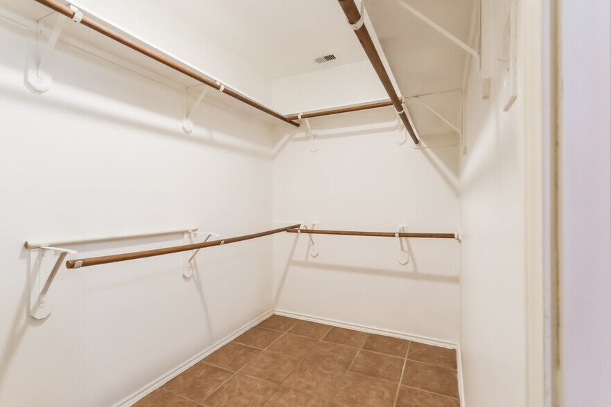 Building Photo - 10005 Sterling Pl Dr