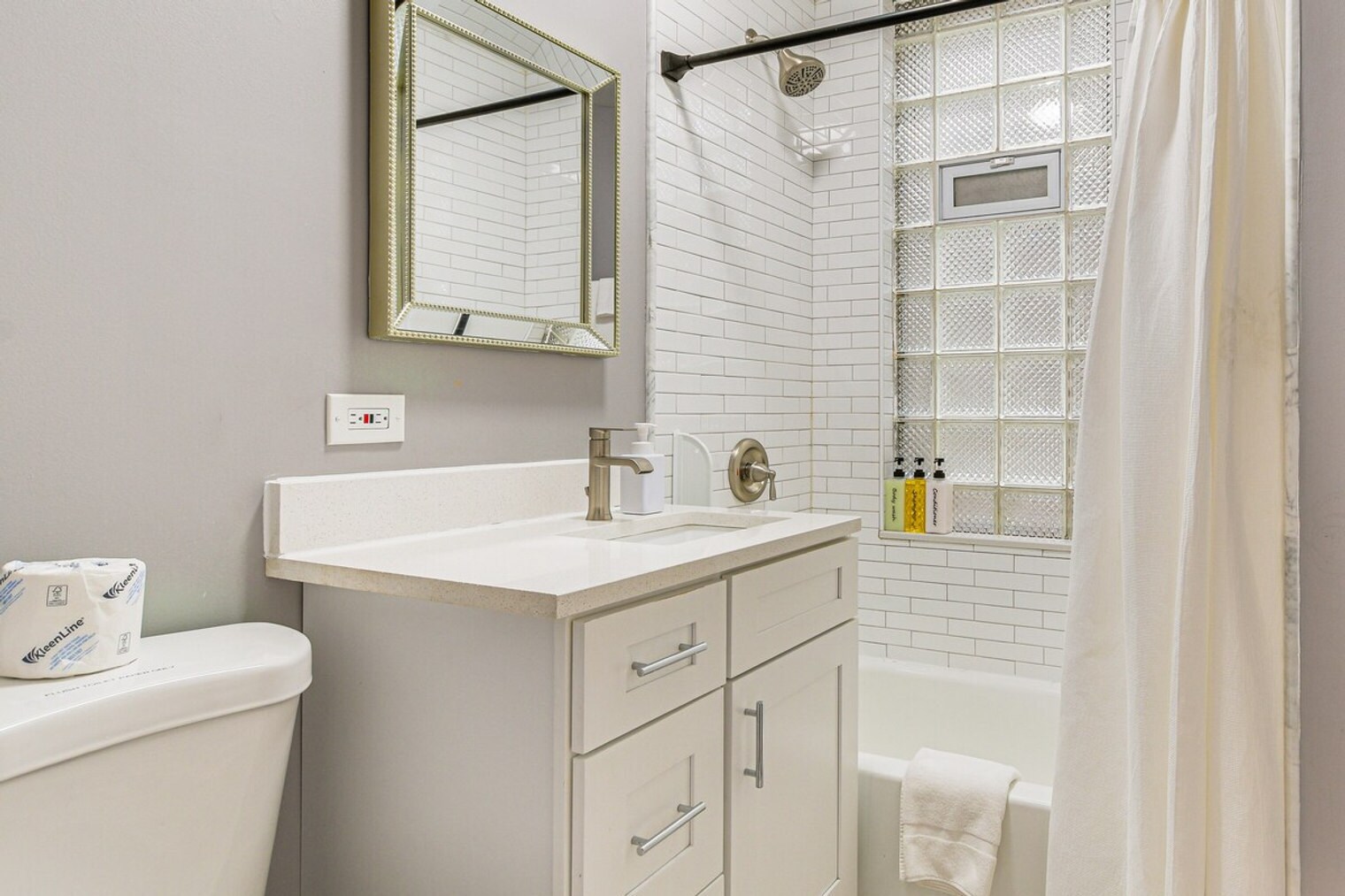 Building Photo - 2148 W Chicago Ave