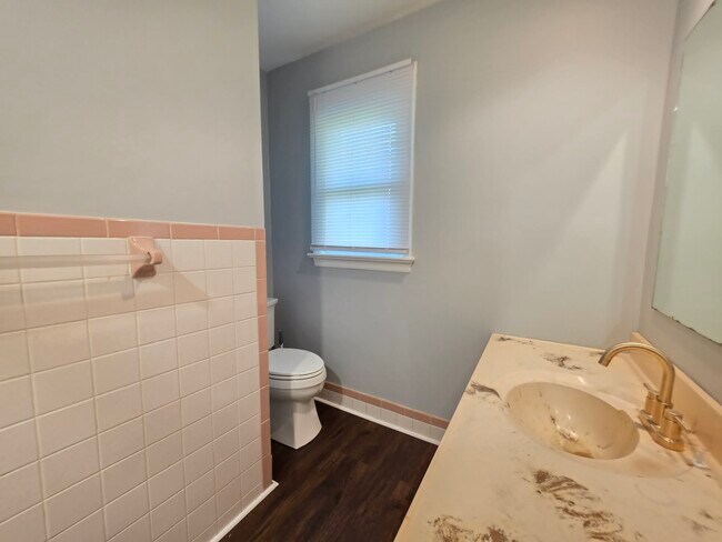 Building Photo - 8241 Robin Hood Dr