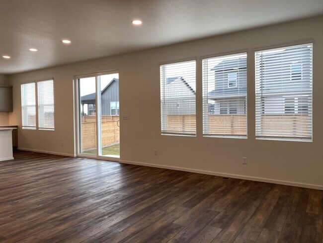 Building Photo - Exquisite 3 Bed 2.5 Bath Single Family Home