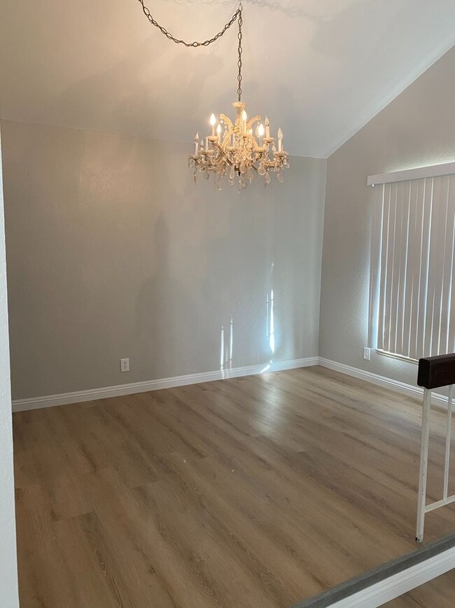 Building Photo - Single Story 4 bed, 2 bath home in central Simi Valley