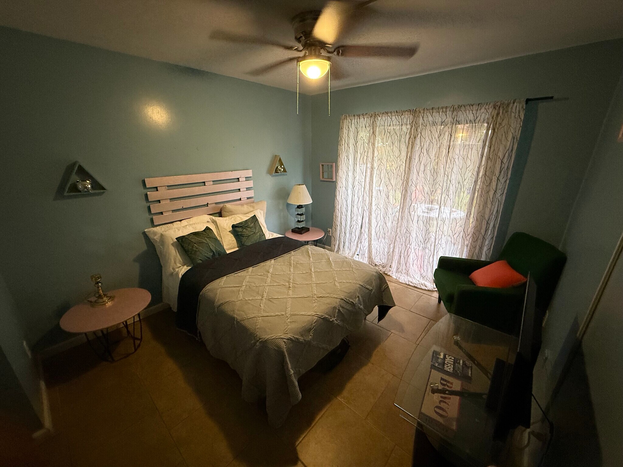 Small bedroom - 216 Glenview Blvd
