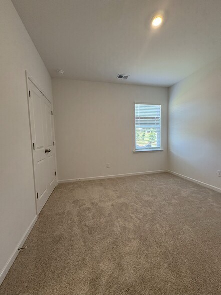 Building Photo - 212 Paisley Way