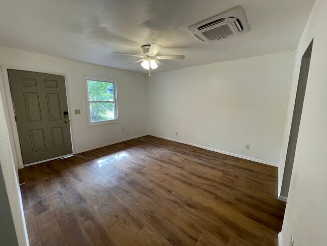 Building Photo - Lake Drive