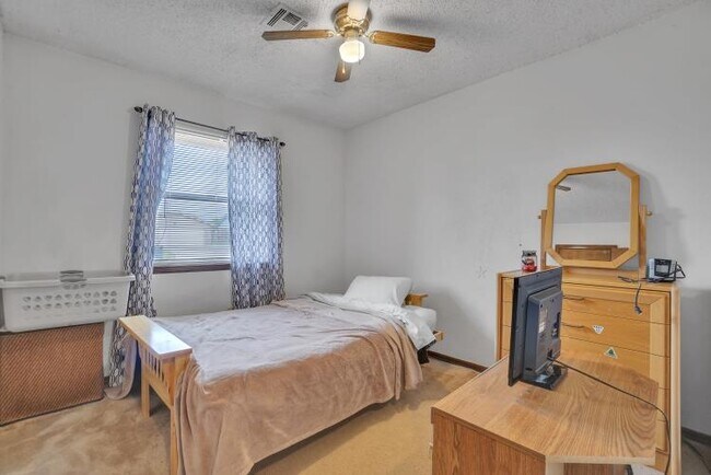 Building Photo - 922 SW 60th St