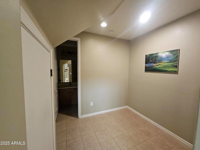 Building Photo - 3216 S Cottonwood Dr