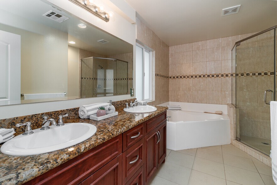 Primary Bathroom - 3689 S La Cienega Blvd