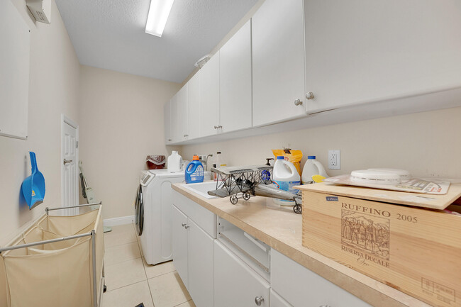 Building Photo - 9485 McAneeny Ct