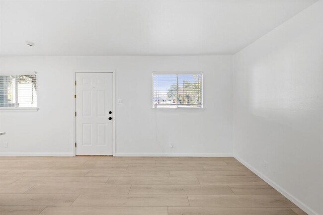 Building Photo - 806 E 13th St