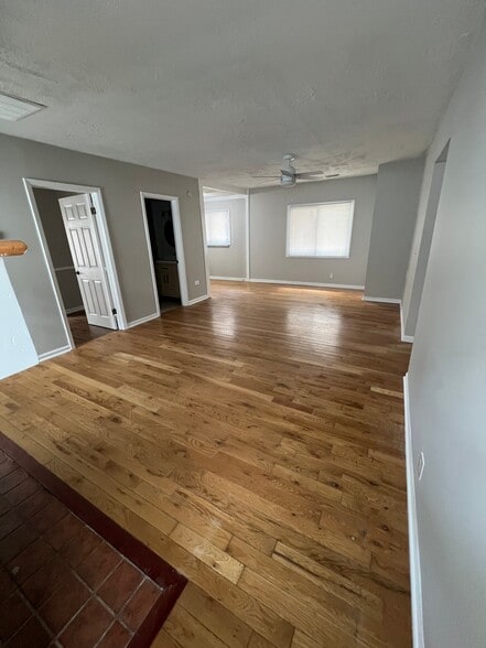 Building Photo - 3955 Clubview Ave