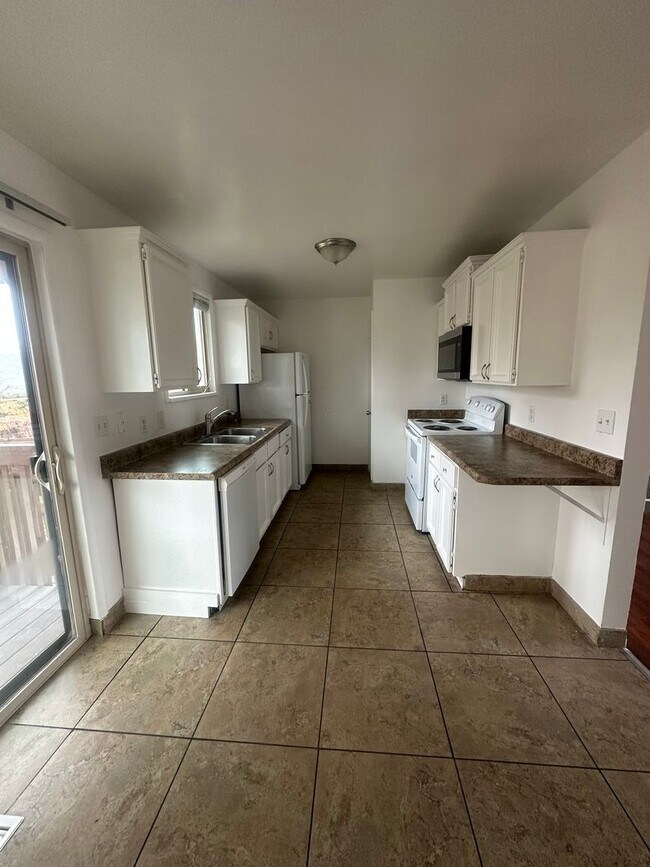 Building Photo - Beautiful 4-Bedroom, 2-Bath Home with Classic Layout and Large Yard