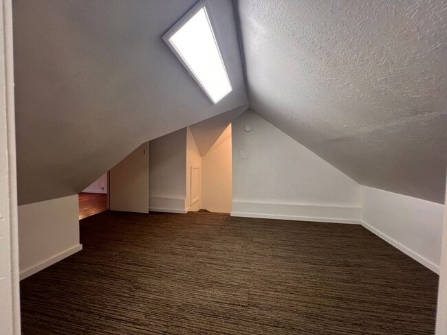 Building Photo - 5BD/2BA Gorgeous Vintage Home