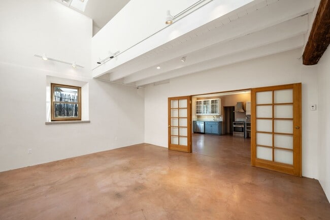 Building Photo - Rustic Loft-Style Home in Arroyo Hondo