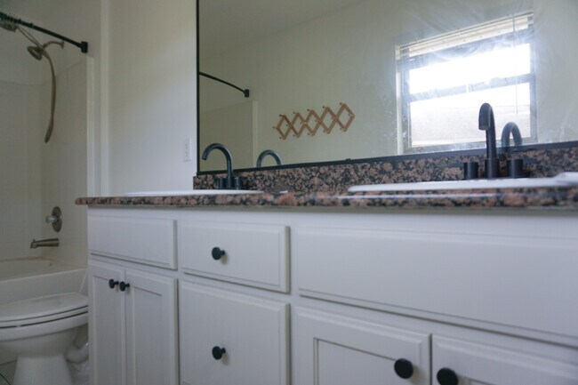 Building Photo - 127 Bronze Cir