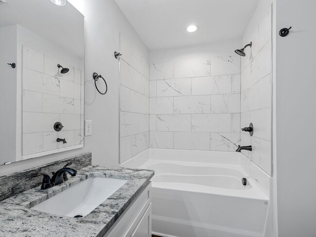Building Photo - 3 Bed, 2.5 Bath - Lucky Penny End Unit