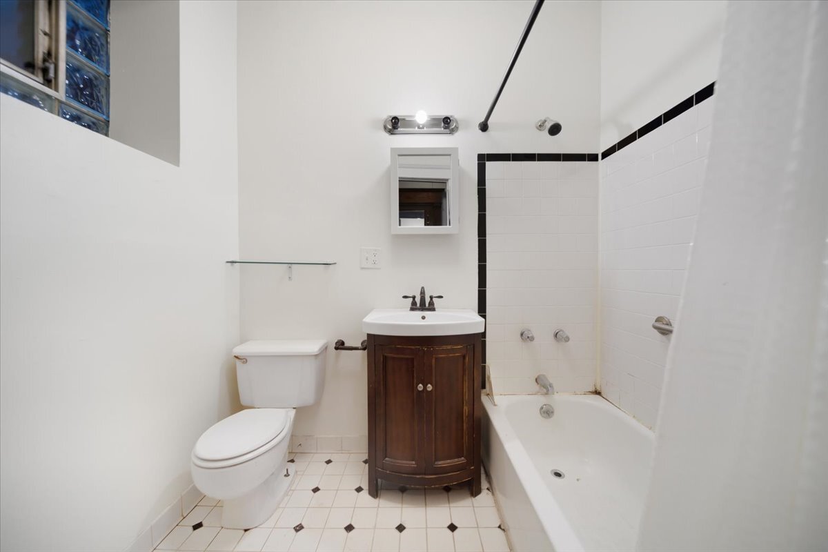 Building Photo - 4000 N Southport Ave