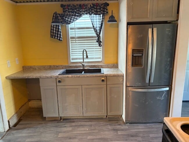 Building Photo - 854 E Washington St