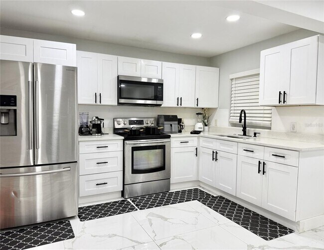 Building Photo - 5118 Tennis Ct Cir