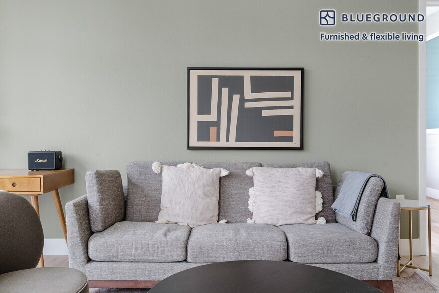 Building Photo - 555 E Evelyn Ave