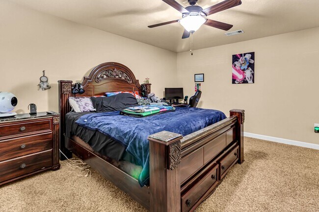 Building Photo - 5 Bedrooms in Crestview!!