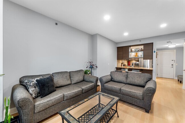 Building Photo - 10 Regent St