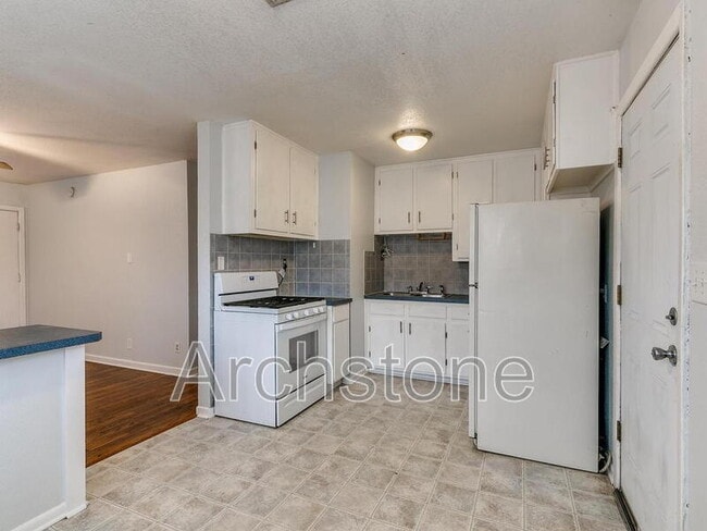 Building Photo - 630 Villa Dr