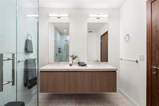 Building Photo - 701 Valencia Ave