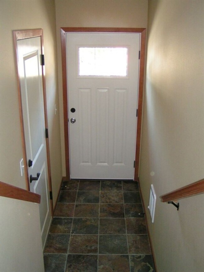 Building Photo - Spacious 2 Bed 2.5 Bath Townhome with Attached Garage in Cle Elum