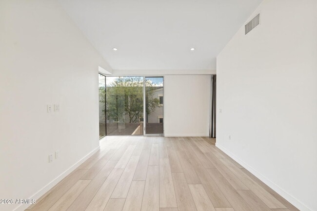 Building Photo - 1337 E Polk St