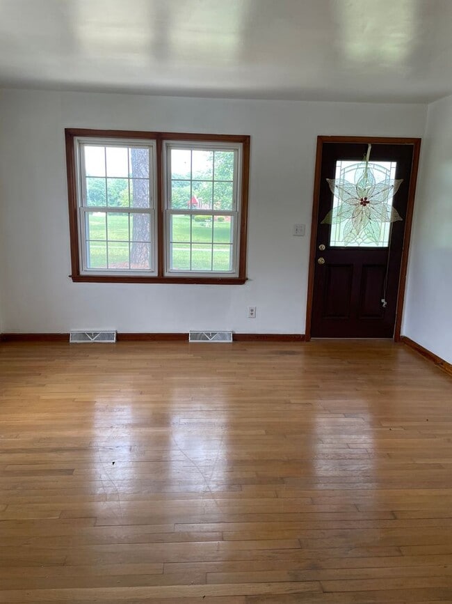 Building Photo - 4 Bedroom 1.5 Bath Large Yard