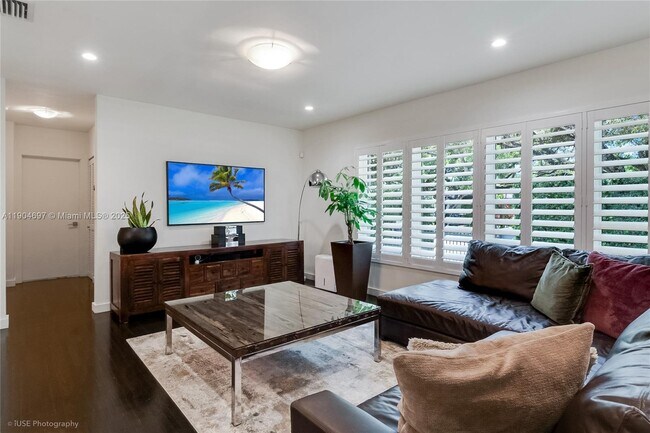 Building Photo - 1545 Siena Ave