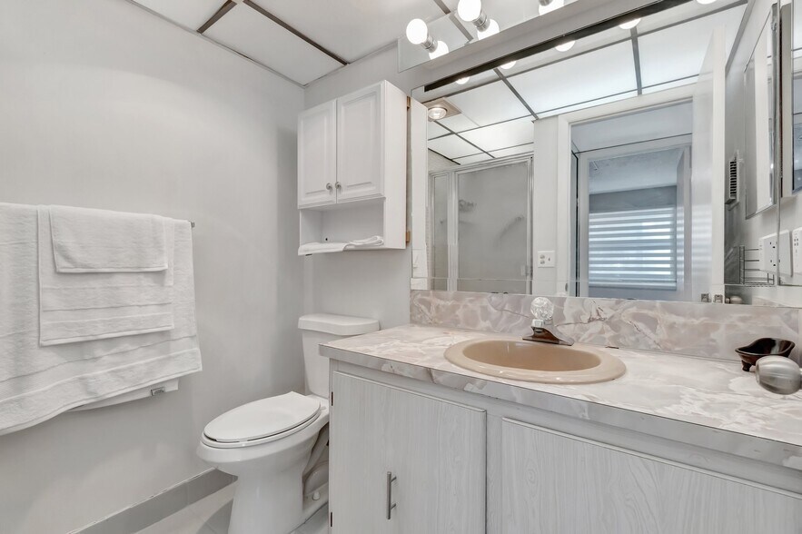 Building Photo - 481 Burgundy P