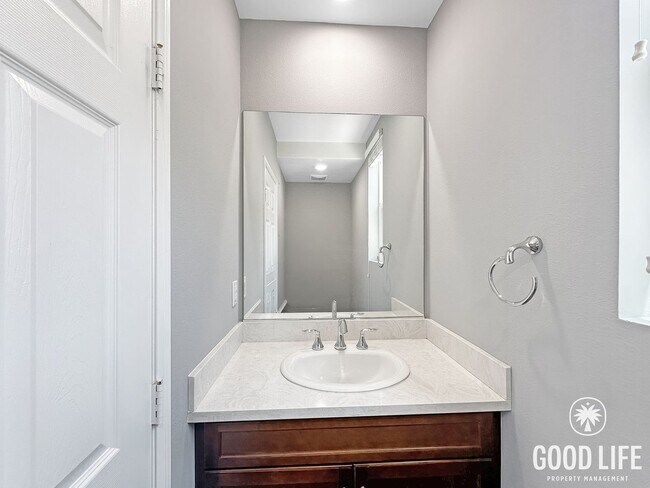 Building Photo - Spacious 2BD/3BA Condo in Chula Vista with Walk-In Closet, Community Pool & 2-Car Garage