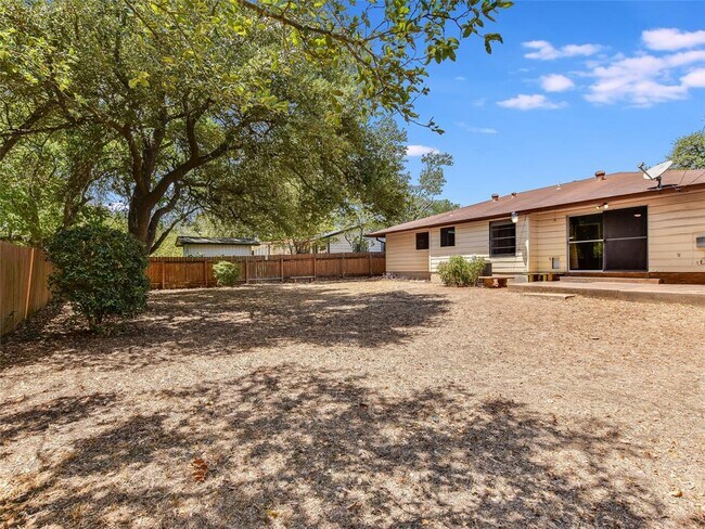 Building Photo - 2103 Falcon Hill Dr