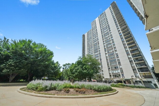 Building Photo - 1460 N Sandburg Terrace