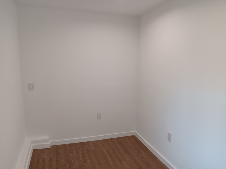 Building Photo - 44279 Carolside Ave