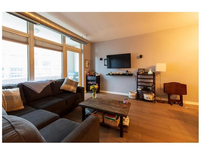 Building Photo - 909 W Washington Blvd