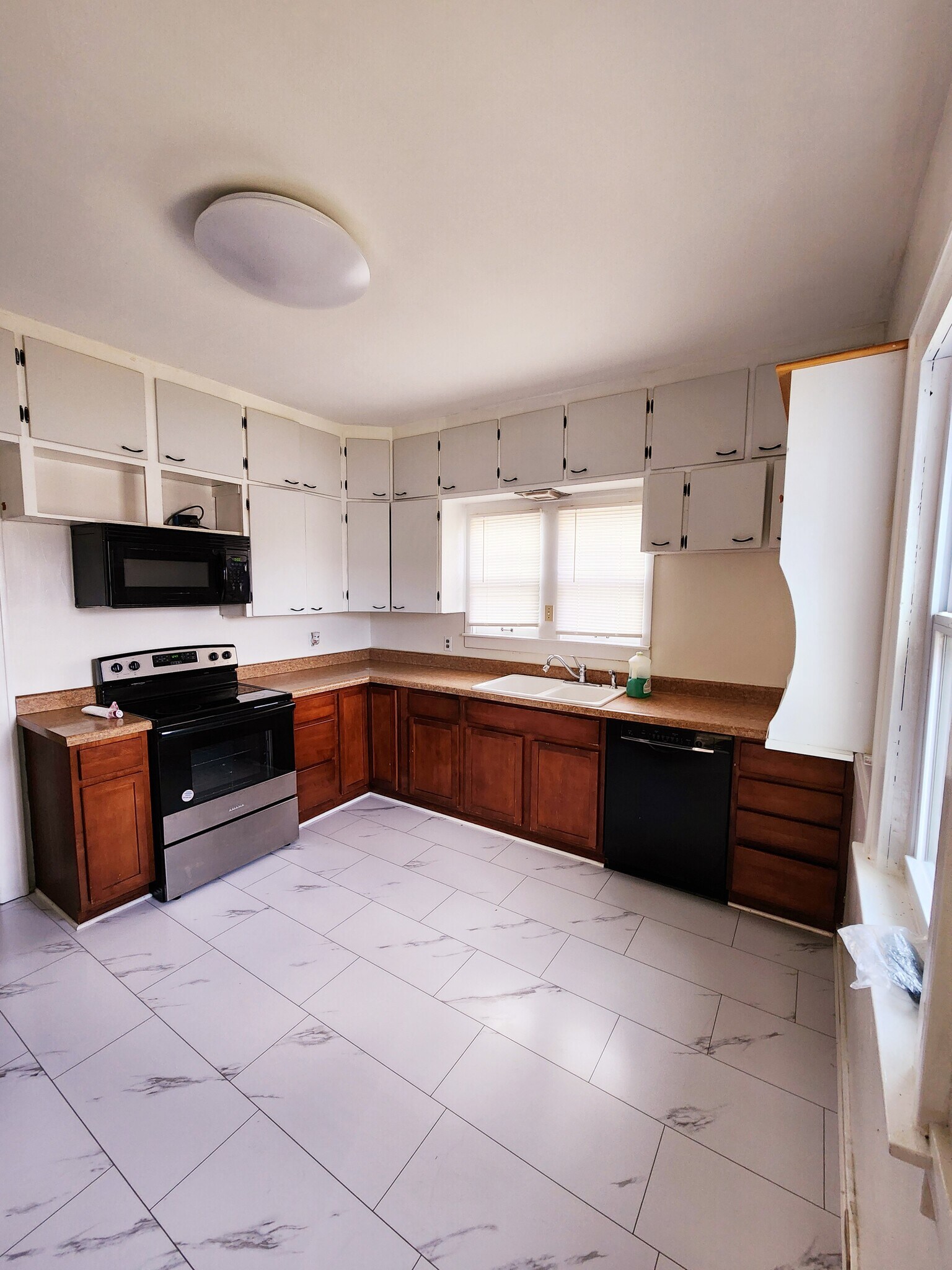 Kitchen - 1638 Alpine Ave NW