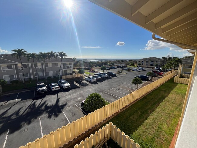 Building Photo - Clean upstairs unit with beautiful ocean v...