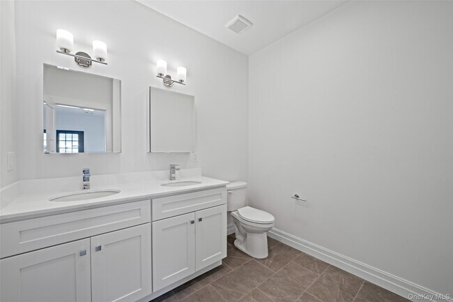 Building Photo - 725 Eastview Dr