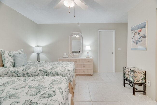 Building Photo - Direct Oceanfront Furnished/Unfurnished Co...